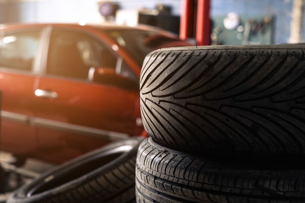 El desgaste irregular en los bordes o en la cara interior del neumático es una señal clara de problemas de presión, alineación o suspensión