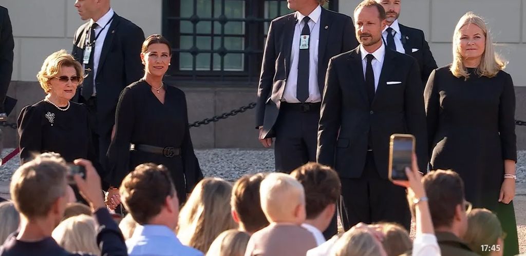 La reina Sonia, la princesa Marta Luisa, el rey Haakon y la reina Mette-Marit reciben el aplauso de los ciudadanos