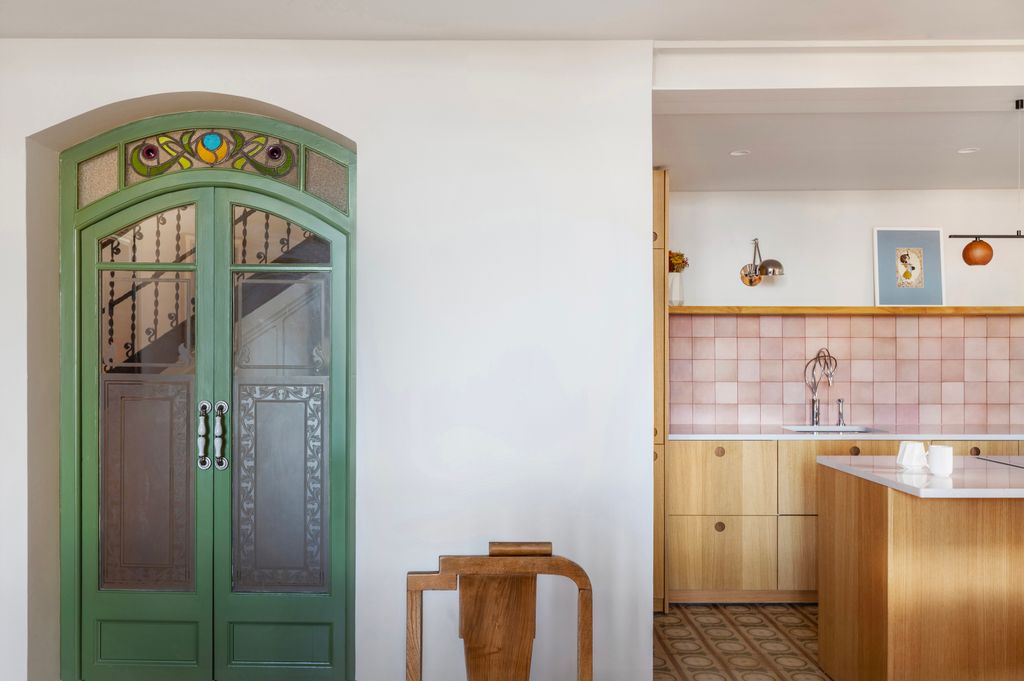 Carpintería ornamentada en una casa modernista en Barcelona