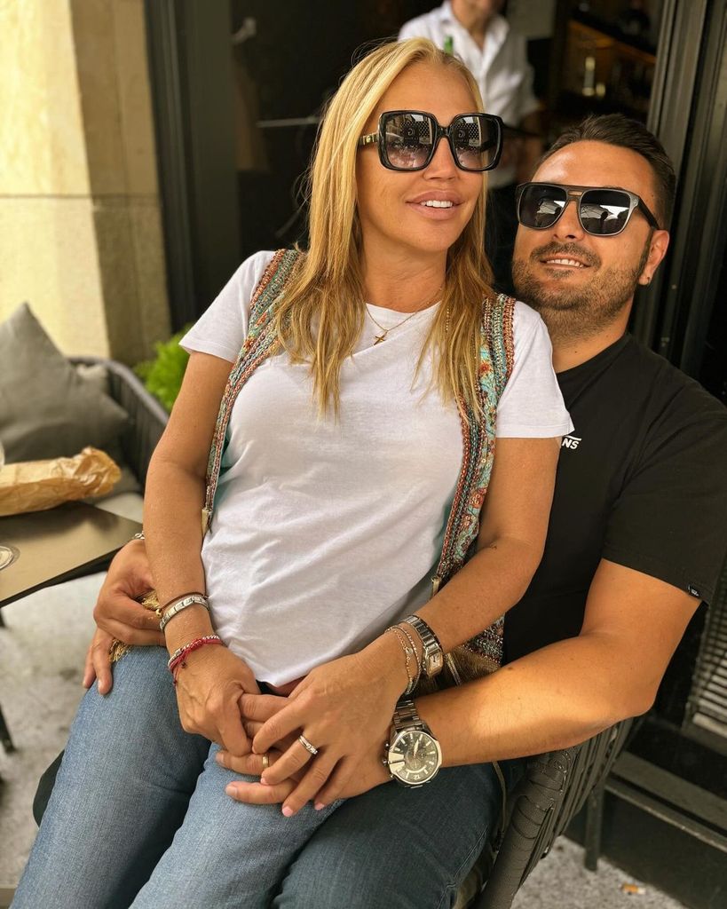 Plano medio de Belén Esteban con Miguel Marcos sentados