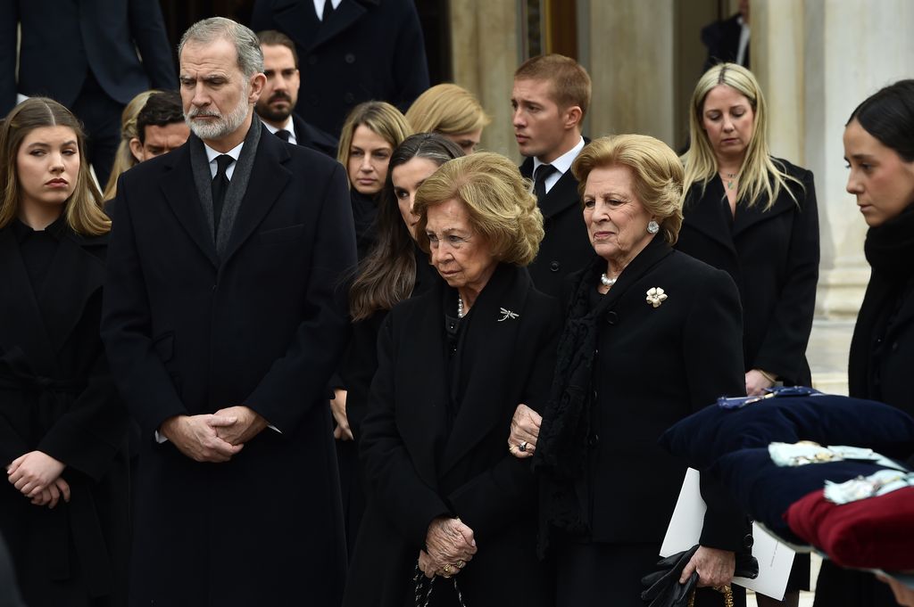 Doña Sofía y Ana María de Grecia, dos cuñadas apoyándose en el funeral de la princesa Irene 