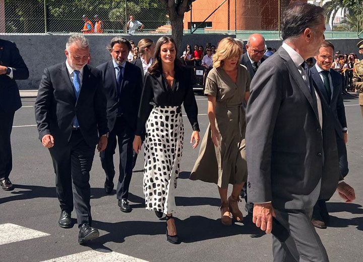 Reina Letizia con una falda de Massimo Dutti