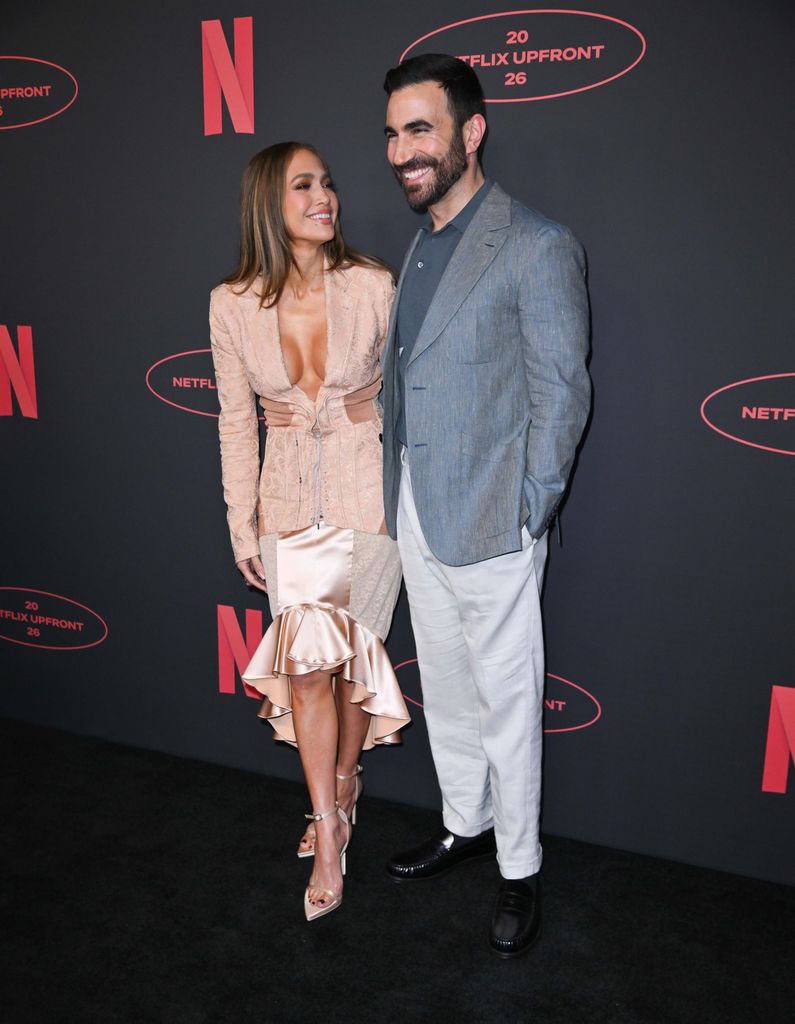 Jennifer Lopez y Brett Goldstein en un evento de Netflix en Nueva York el 13 de mayo de 2026