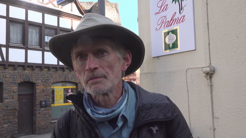 El cazador de meteoritos Thierry Monter se desplazó hasta Coblenza tras el impacto para buscar posibles fragmentos de la roca espacial caída sobre una vivienda