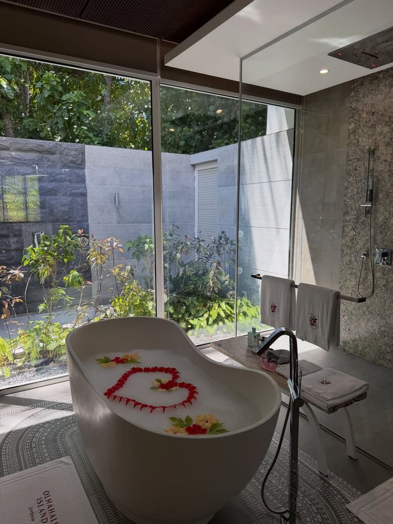 La bañera, decorada con rosas 