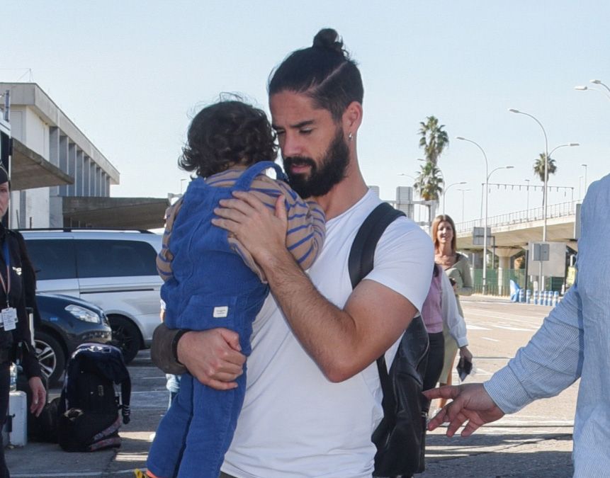 Isco, con uno de sus hijos en brazos