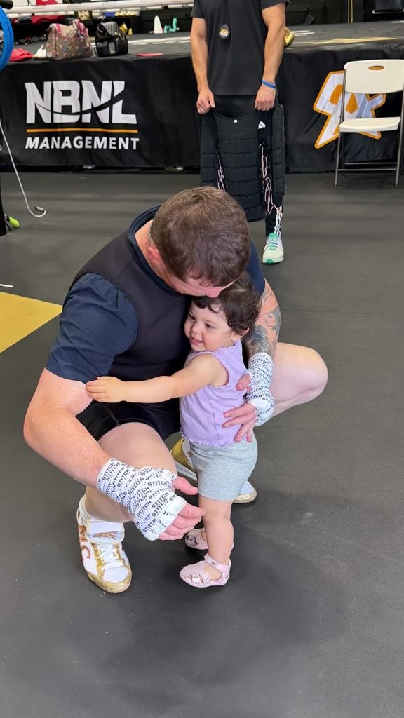 'Canelo' provocó ternura con esa foto junto a su hija Eva Victoria, de 1 año.