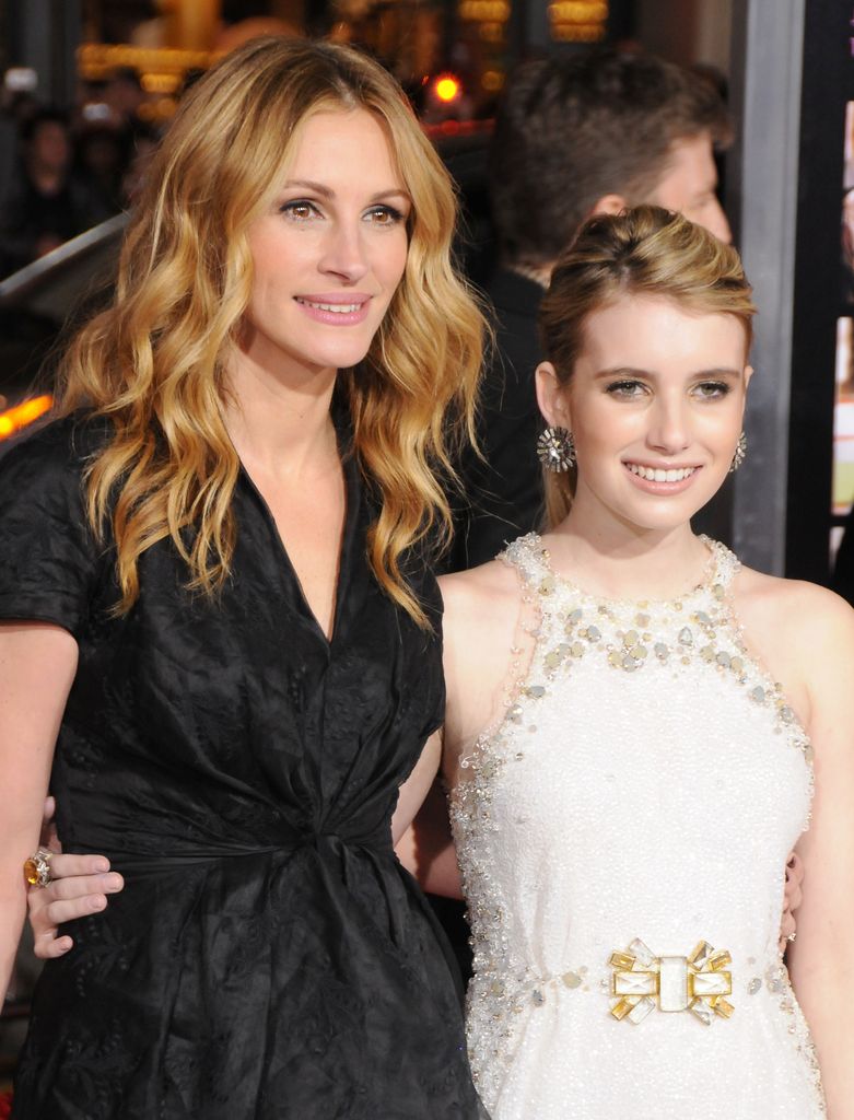 Julia Roberts y su sobrina Emma Roberts en el estreno de la película "Valentine's Day" en Los Angeles, en febrero de 2010