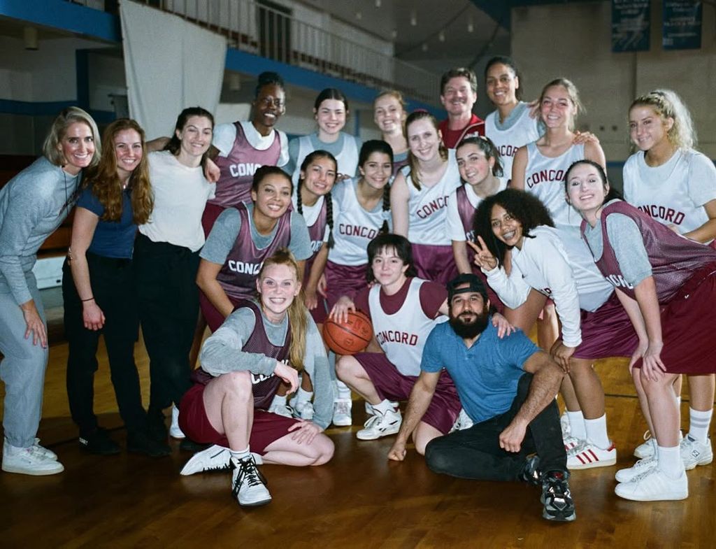 Sweneey ha subido un carrusel de fotos de diferentes momentos del rodaje junto al equipo, el director y la propi Christy Martin