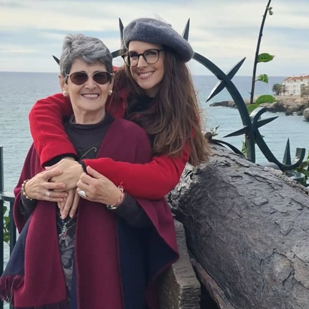 Nuria Fergó junto a su madre