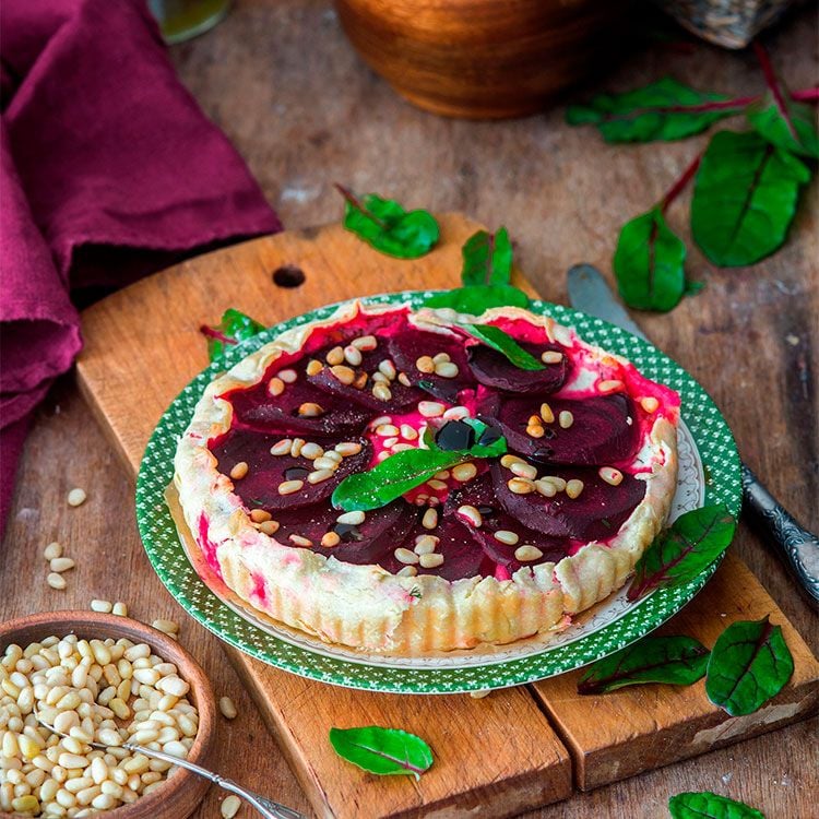 Tarta salada de remolacha con queso de cabra y piñones