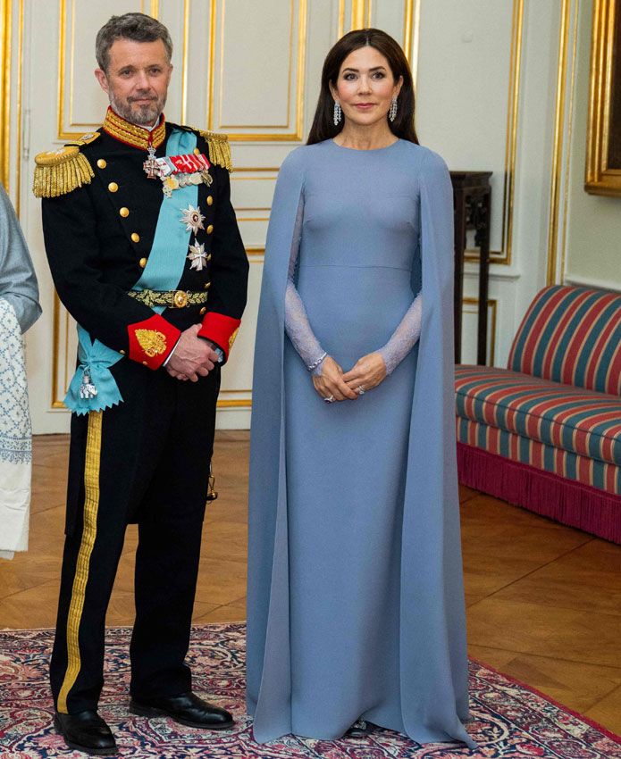 Mary de Dinamarca durante un banquete en el Palacio de Amalienborg, con un vestido de Valentino reutilizado y modificado.