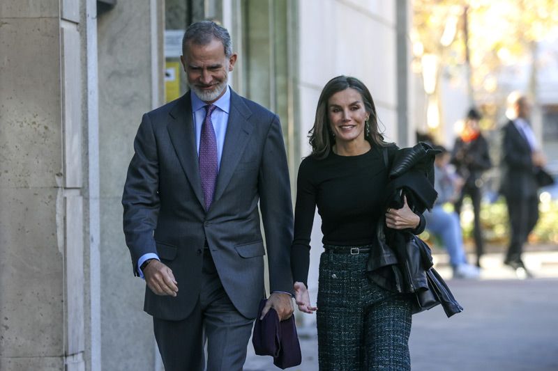 La reina Letizia estrena un pantalón de tweed verde con mocasines de plataforma 'track'