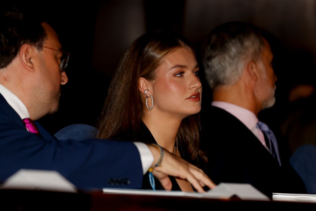La princesa Leonor, como nunca la habíamos visto en Oviedo: marca cintura y se pasa a las joyas XXL con los aros brillantes de la reina Letizia