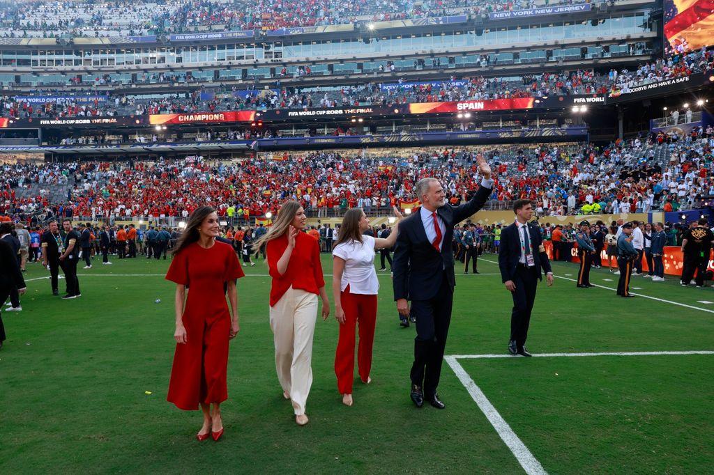Los Reyes Felipe y Letizia con sus hijas en el césped en la final del Mundial 2026
