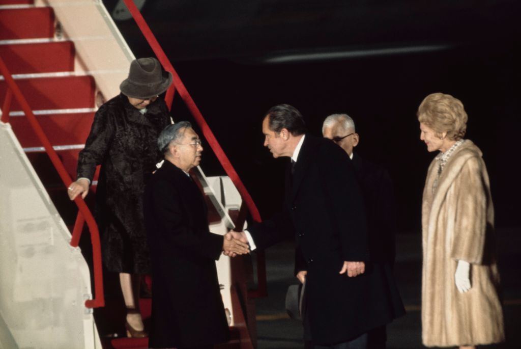 Los emperadores Hirohito y Nagako, tíos de Kuni Asahiro, junto a Richard Nixon y su esposa
