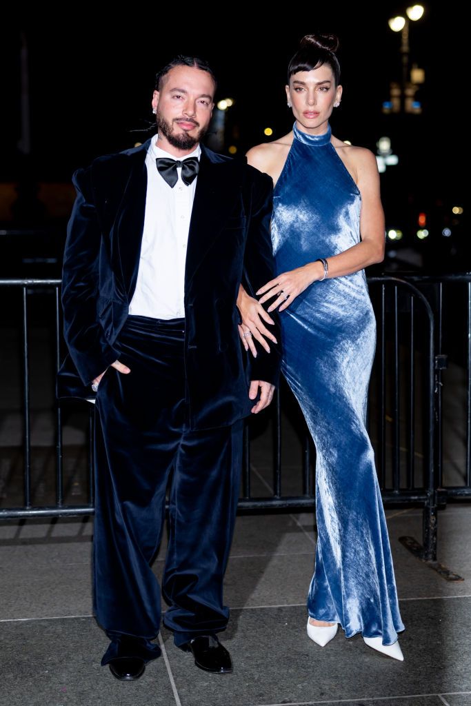 Plano entero de J Balvin y Valentina Ferrer en los CFDA Awards 2024