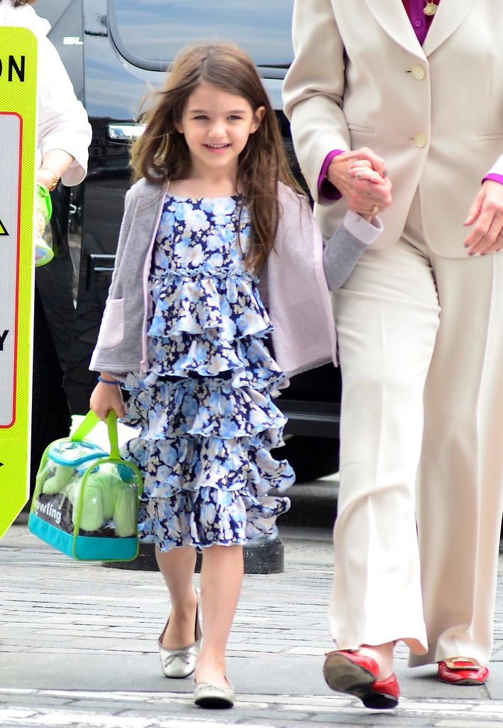 Suri solía llevar vestidos con diversos estampados así como accesorios 