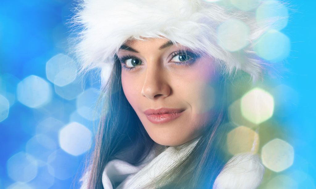 mujer con gorro de invierno
