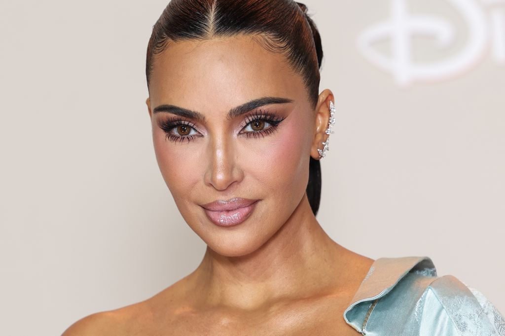 Kim Kardashian en el estreno en París de Todas las de la ley con vestido azul y maquillaje rosa
