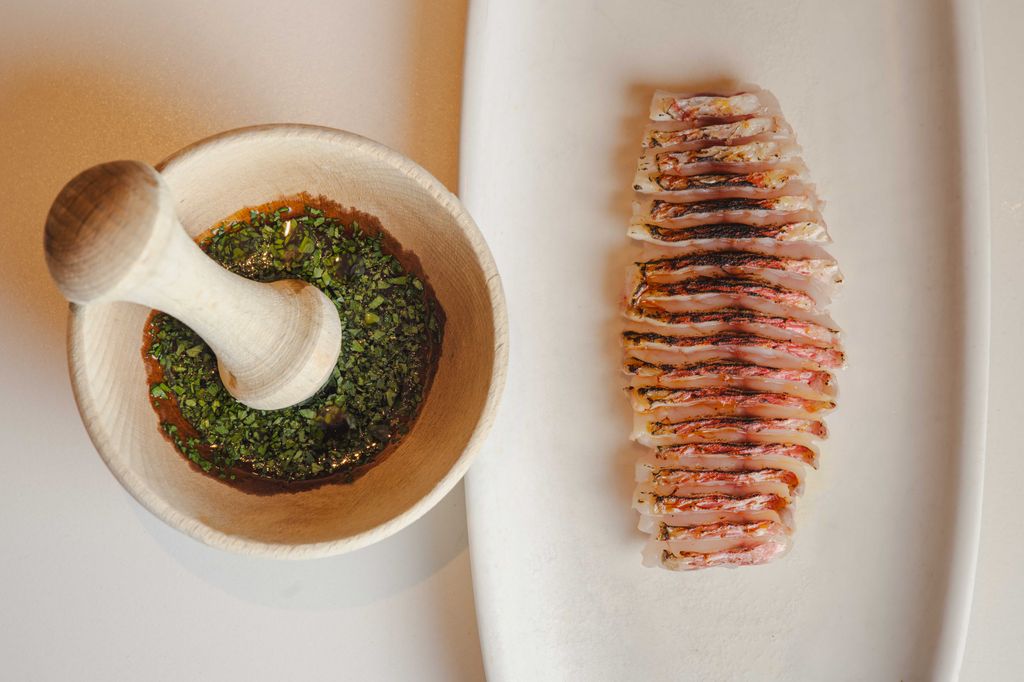 Salmonete de Barbate en sashimi con mortero de sus interiores.