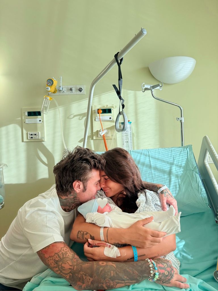 Fedez y Giulia con el recién nacido en brazos