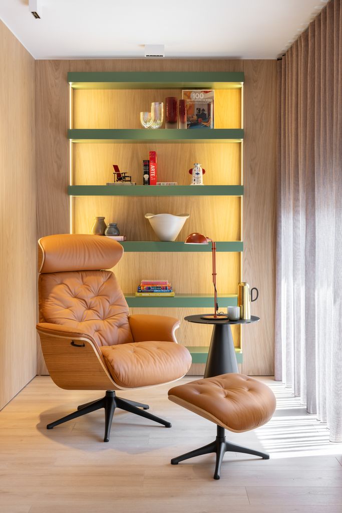 Rincón de lectura con una buena entrada de luz natural y también un diseño lumínico excelente, todo obra del interiorista Albert Ramoneda