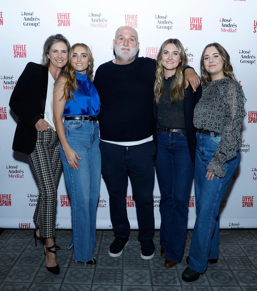 José Andrés posa junto a su mujer, Patricia Fernández de la Cruz, y sus tres hijas, Carlota, Inés y Lucía, durante la presentación de la serie documental 'José Andrés and Family in Spain', celebrada en Nueva York en 2022.