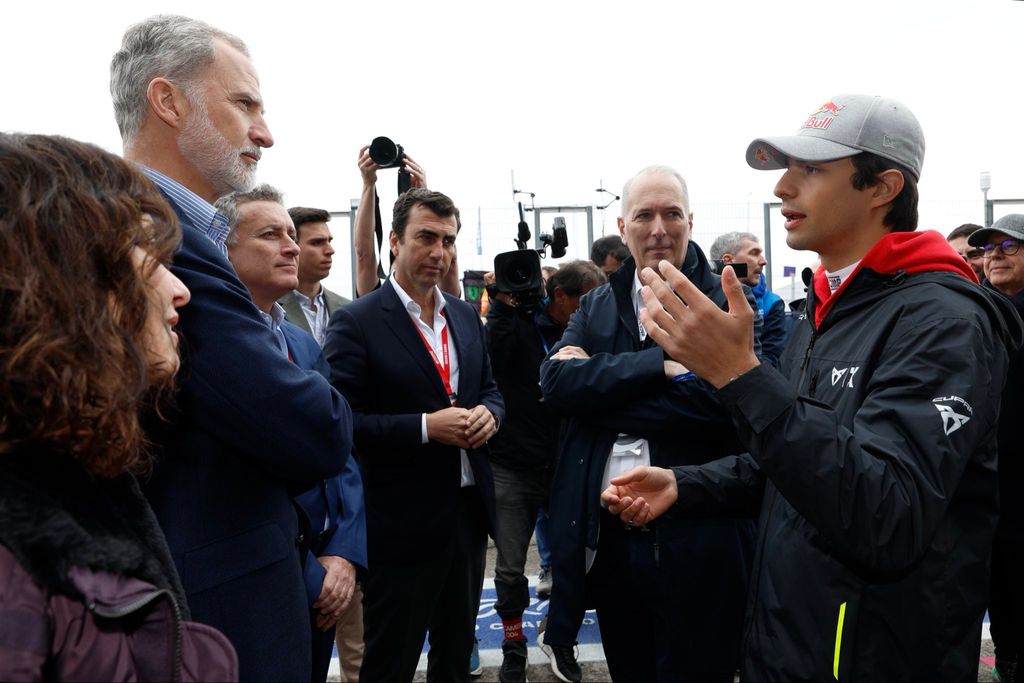 El Rey ha visitado el garaje de Cupra junto al piloto español de Fórmula E, Pepe Martí