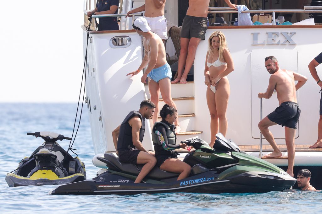 Lola Indigo y Achraf Hakimi con Don Patricio de vacaciones en Ibiza
