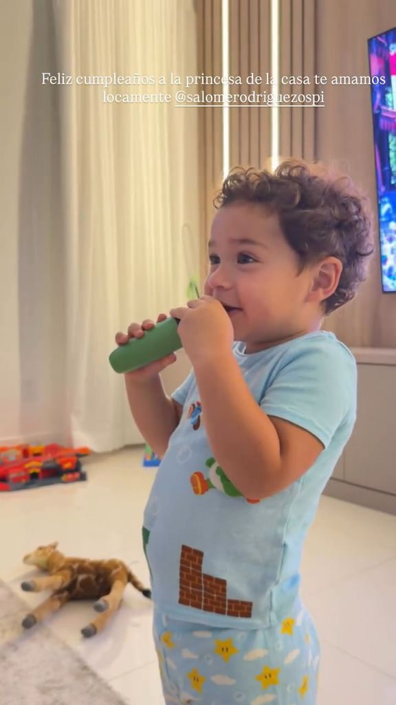 Lorenzo, el hermano menor de Salomé, le cantó el 'Feliz Cumpleaños'