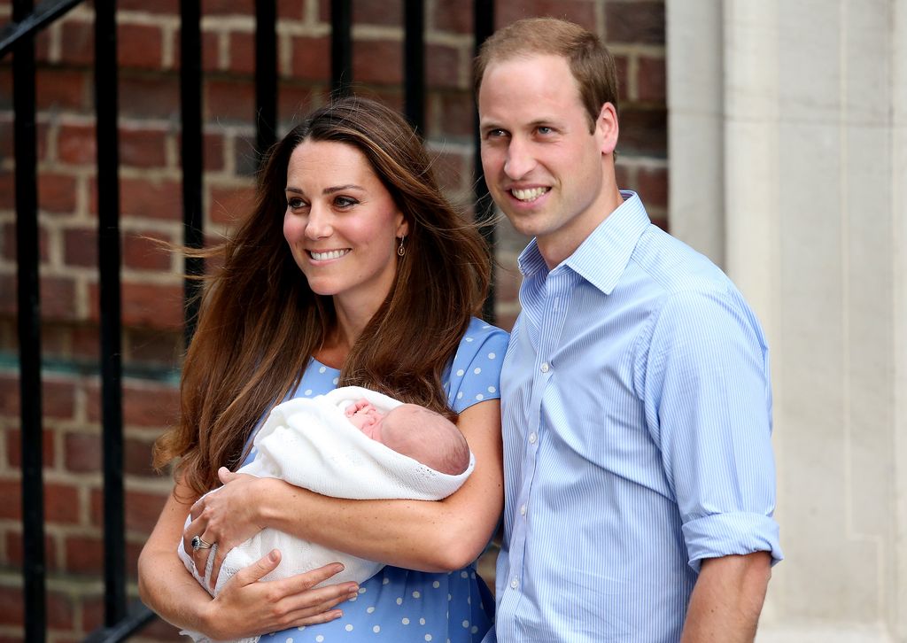 William y Kate a su salida del St. Mary's Hospital, tras recibir a su primer hijo en común, el 22 de julio de 2013, en Londres, Inglaterra.