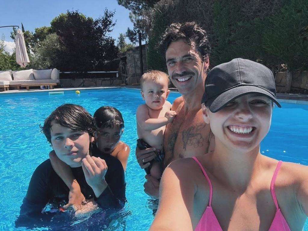 Michelle Renaud y Matías Novoa junto a sus tres hijos