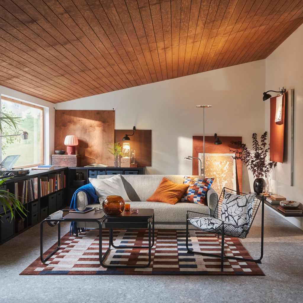 Salón con techo de madera