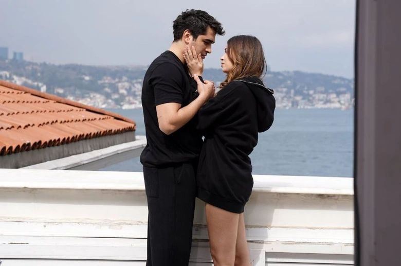 Vuelven a estar juntos Afra Saraçoğlu y Mert Ramazan Demir, protagonistas de 'Una nueva vida'?