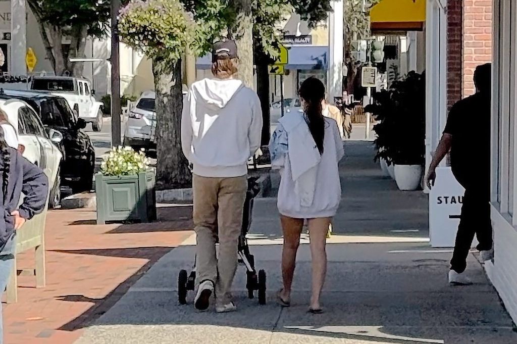 El joven matrimonio fue captado paseando con su hija en  East Hampton, Nueva York.