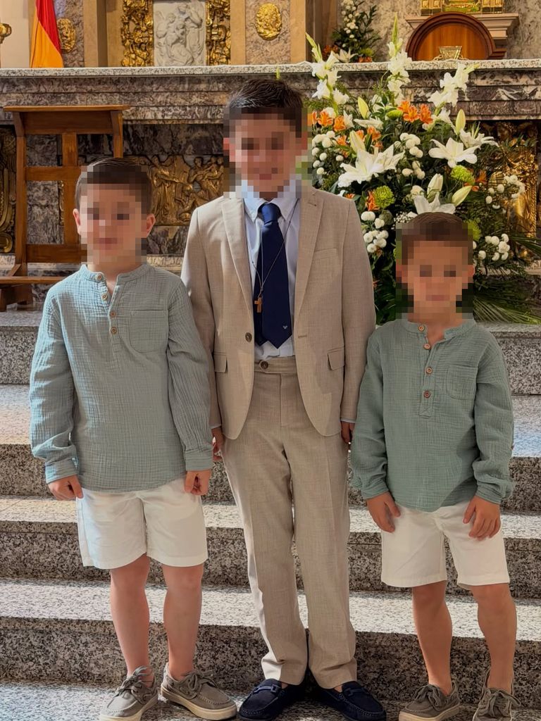Sergio, el nieto de Verónica Mengod que ha hecho la primera comunión, junto a sus dos hermanos
