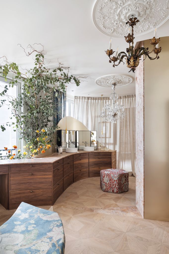 Cuarto de baño con mueble de madera