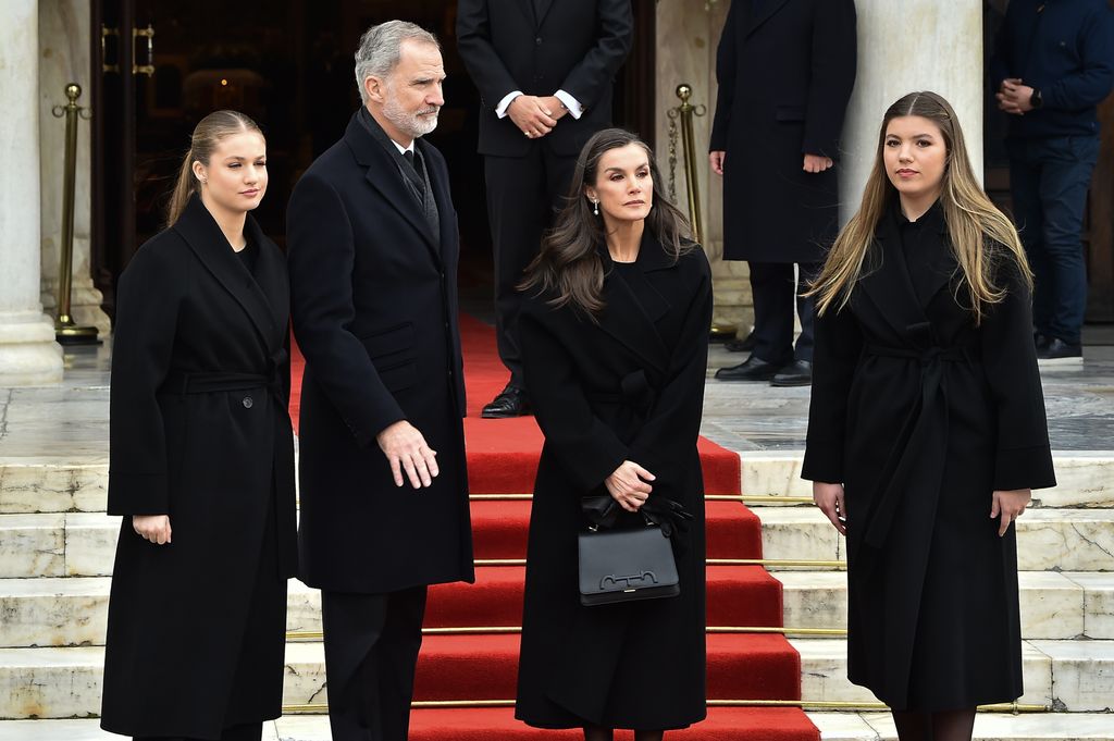 Los Reyes junto a Leonor y Sofía en el funeral de Irene de Grecia en Atenas