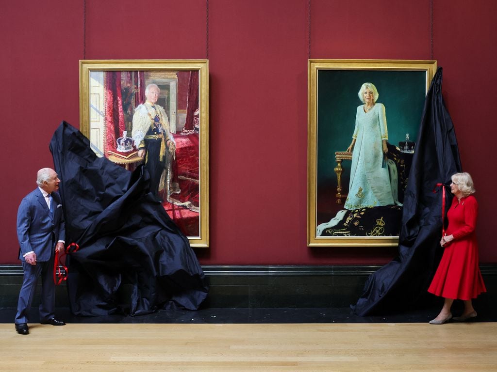 Los reyes Carlos y Camilla ante sus cuadros de la coronación 