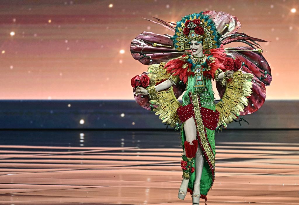 Miss México en la pasarela de trajes típicos.
