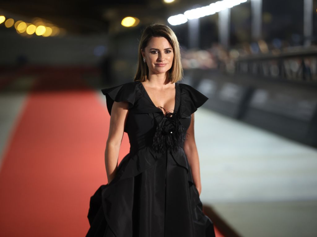 Penélope Cruz lleva a San Sebastián el vestido negro más teatral de Chanel para acompañar a Los Javis en ‘La bola negra’, 2026.