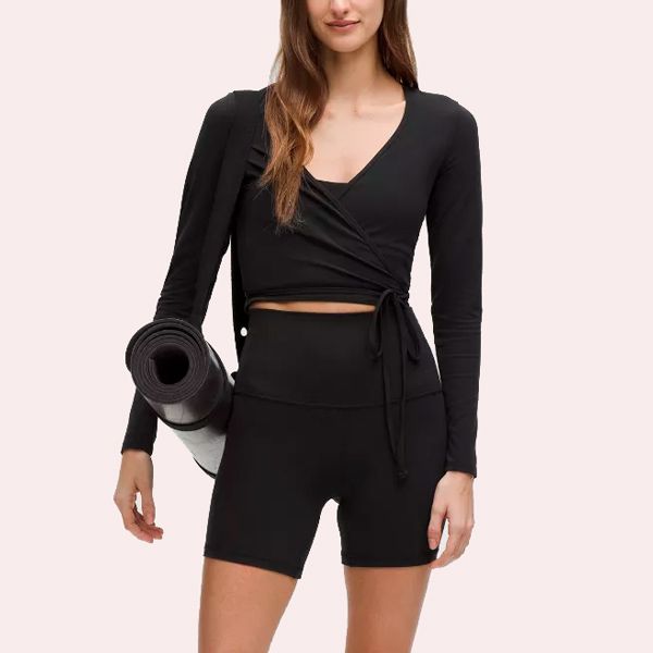 Conjunto de deporte negro de Lululemon con chaqueta cruzada