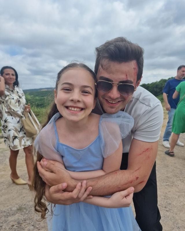  Yiğit Koçak siente devoción por Aylin Akpınar, la pequeña de la familia Eren en 'Hermanos'