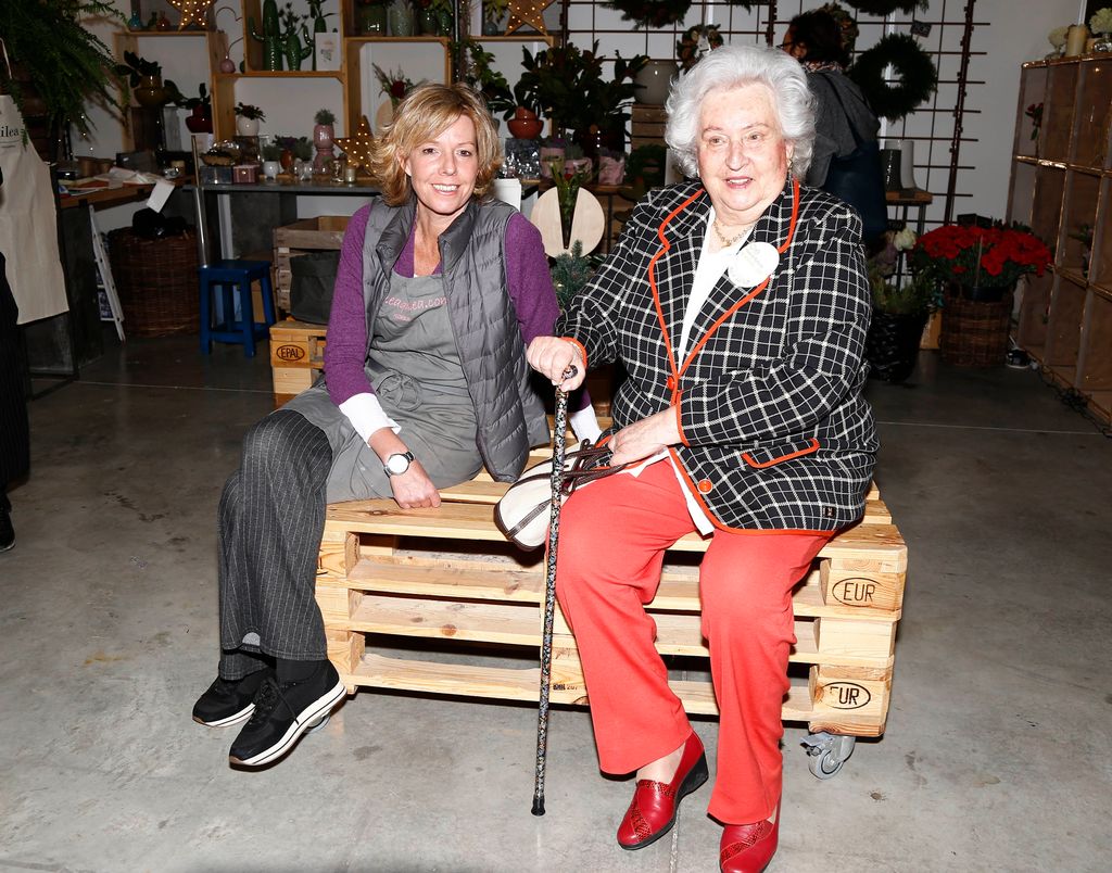 La infanta Pilar en el Rastrillo Nuevo Futuro con su hija