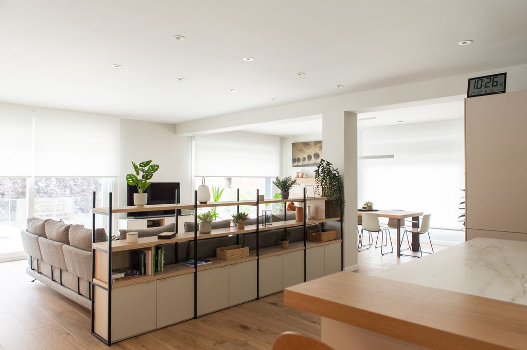 Salón con mueble en la trasera. 