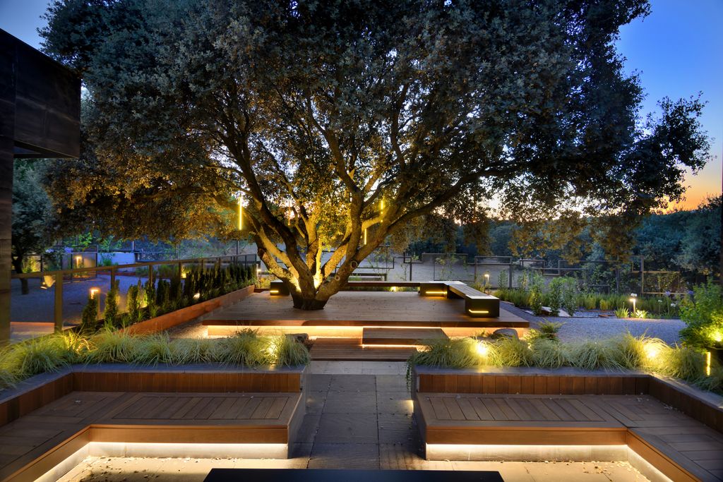 Jardín iluminado al caer la noche