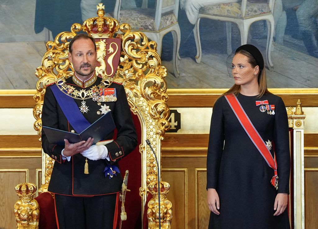 El rey Haakon VIII de Noruega (i) presta juramento ante la Constitución mientras su hija, la princesa heredera Ingrid Alexandra (d), observa durante la ceremonia celebrada en la Cámara Principal del Parlamento noruego, el Storting, en Oslo, el 1 de septiembre de 2026