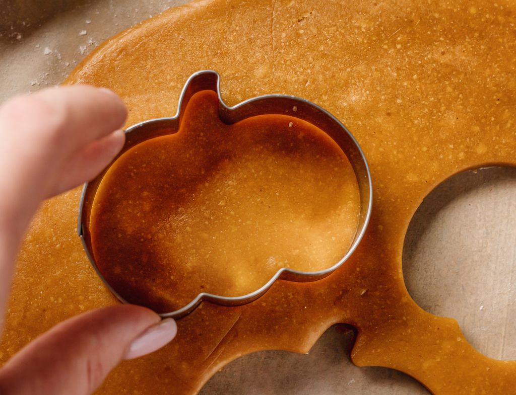 Para hacer estas galletas es recomendable hacerse con unos cortapastas temáticos.