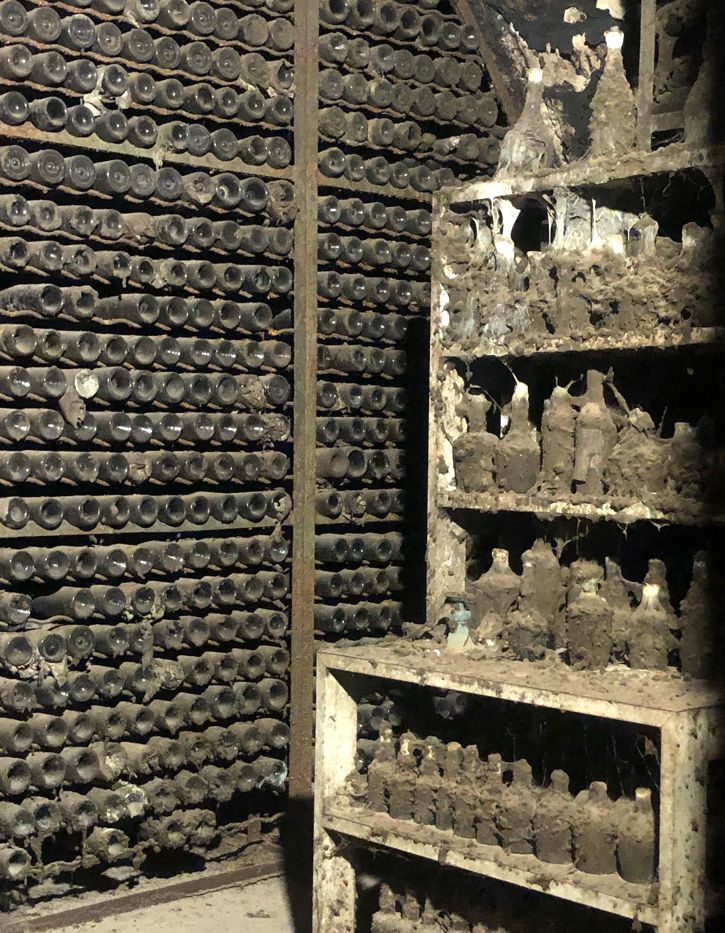 Botellas de vino antiguas, en la bodega de Wine Factory N1.